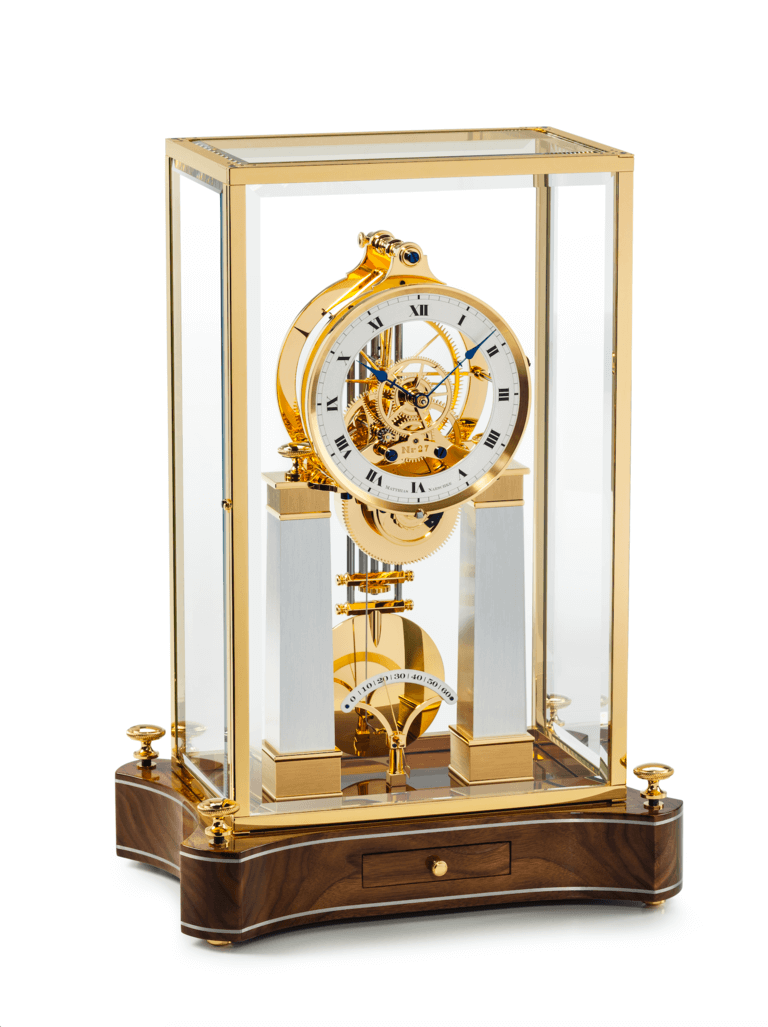 Mathias Näschke Tischuhr NT 6, vergoldetes Uhrwerk, Nußbaumwurzel Sockel