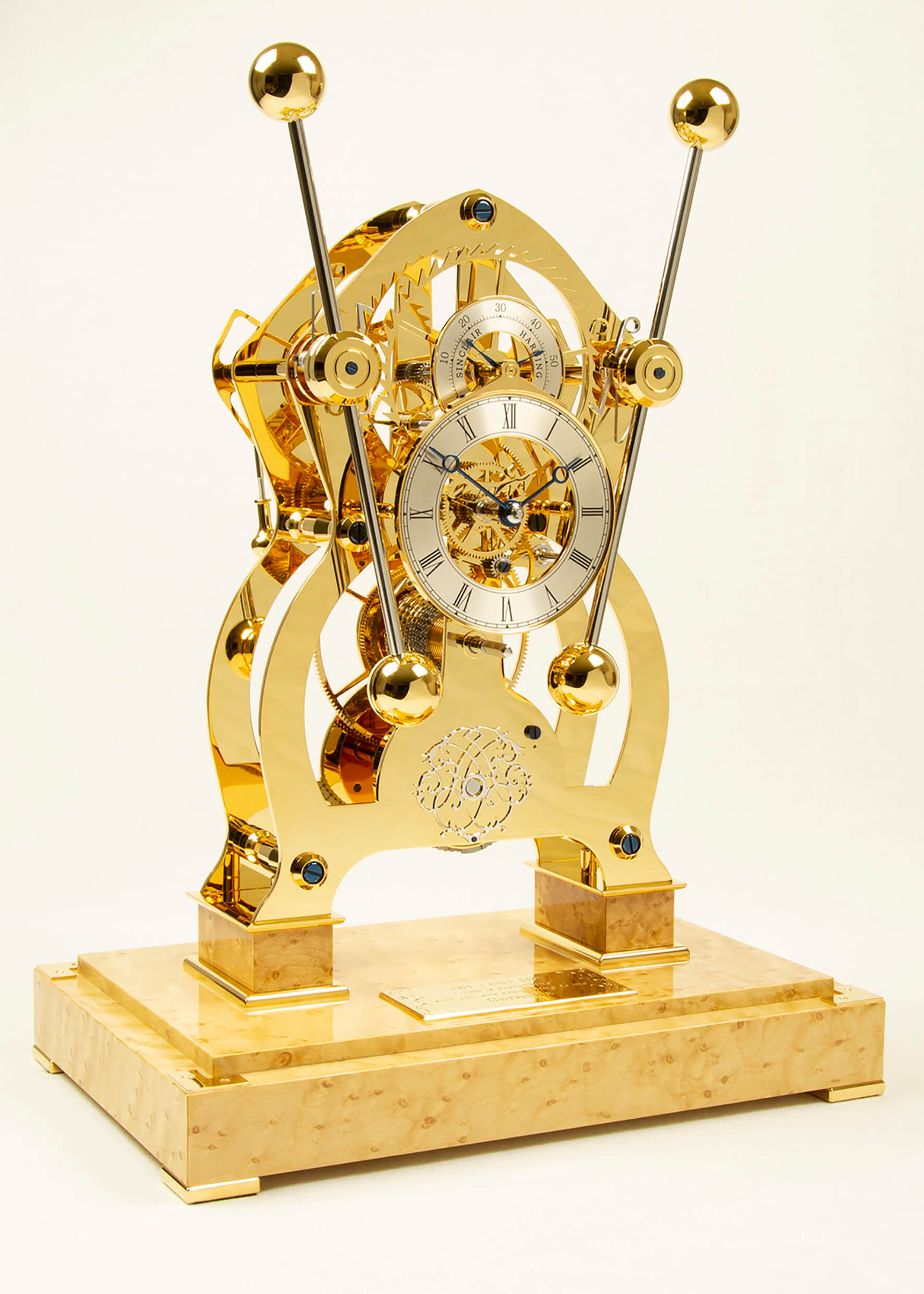 Sinclair Harding Tischuhr "His" Sea Clock vergoldet, Vogelaugenahorn Sockel