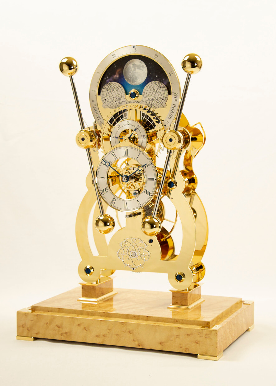 Sinclair Harding Tischuhr Sea Clock Moonphase vergoldet, mit Vogelaugenahorn Sockel